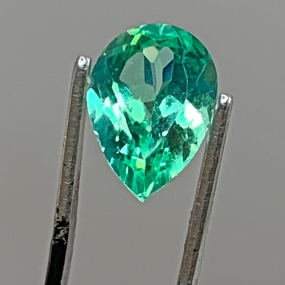 Elegant Green Teardrop Gemstone Pendant - Picture 8 of 13